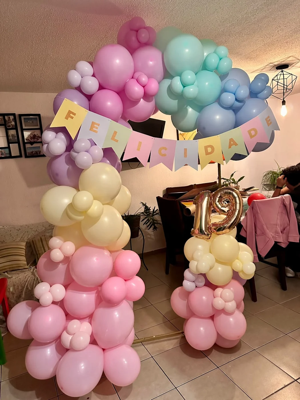 Arco decorativo con globos de varios colores