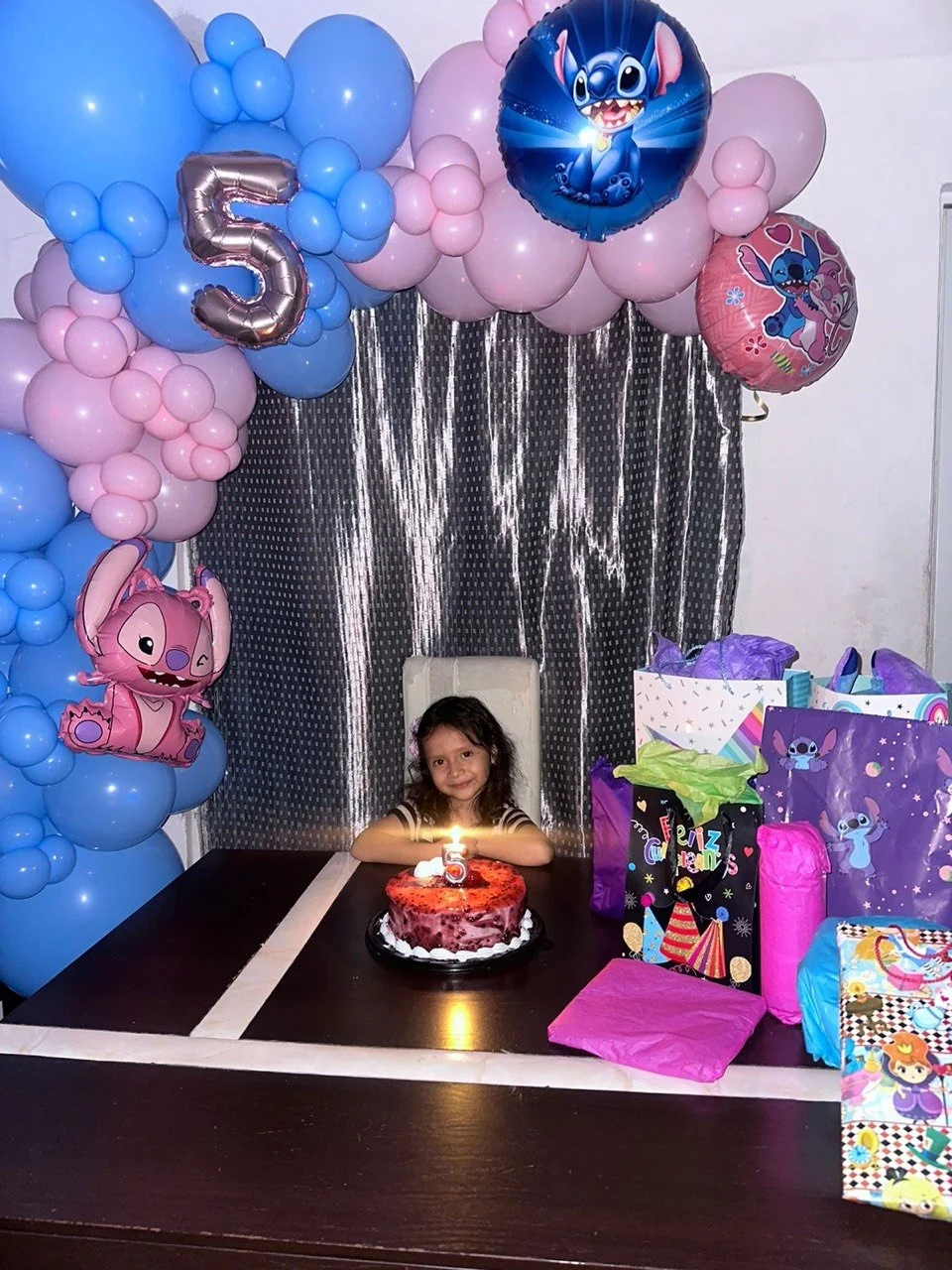 Rincón de celebración con globos y mesa de pastel