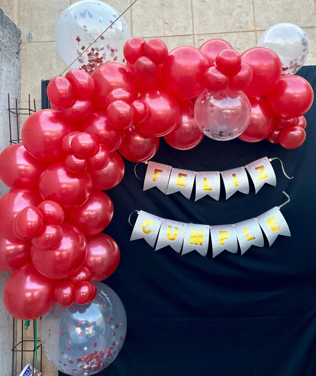 Decoración de globos rojos y globos con confeti